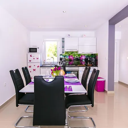 House Pink * Vrh (Krk)